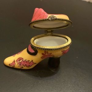 VTG hand painted porcelain/ ceramic Victorian boot trinket box 3x2.25”